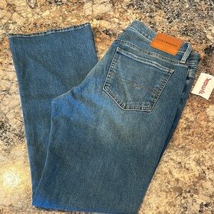 Last chance!!  Lucky Brand Women’s Blue Jeans
